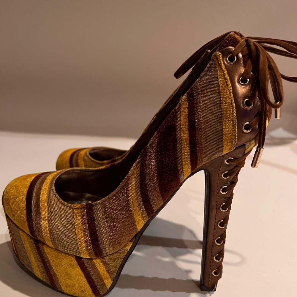 Never Worn Retro suede pump never worn